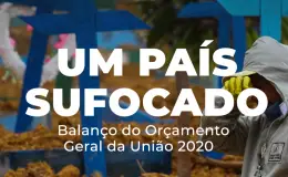 Trabalhador de cemitério com luvas amarelas e capuz, em meio a diversas cruzes azuis fincadas em covas de terra recém-abertas.