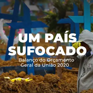 Trabalhador de cemitério com luvas amarelas e capuz, em meio a diversas cruzes azuis fincadas em covas de terra recém-abertas.