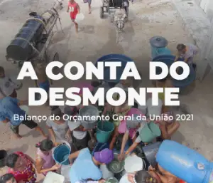 Pessoas em uma comunidade carente enchendo baldes e recipientes de água em um ponto de distribuição coletivo.