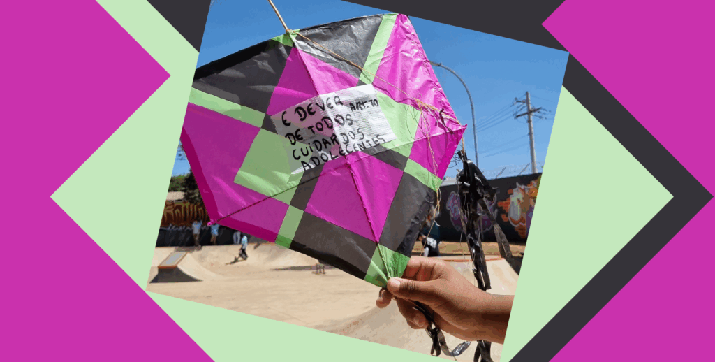 criança segurando pipa