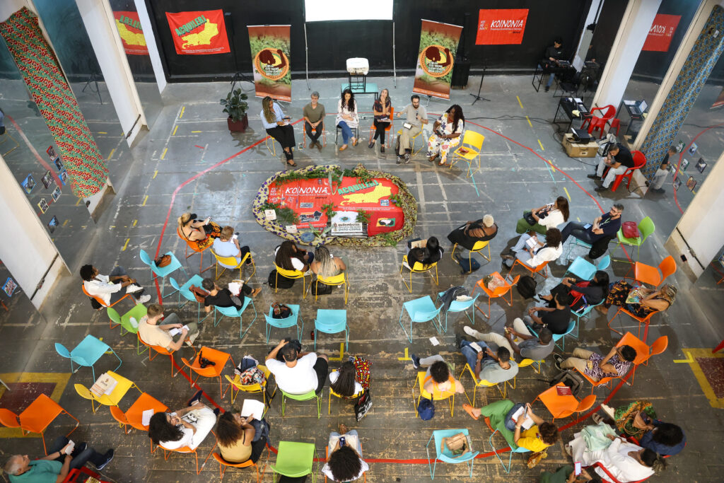 Lideranças quilombolas reunidas em uma ampla sala durante encontro. Imagem ilustra o tema quilombolas no Relatório Inesc 2025.