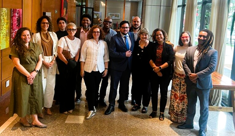 Grupo de pessoas que participaram de consulta sobre políticas fiscais do CIDH e Redesca.