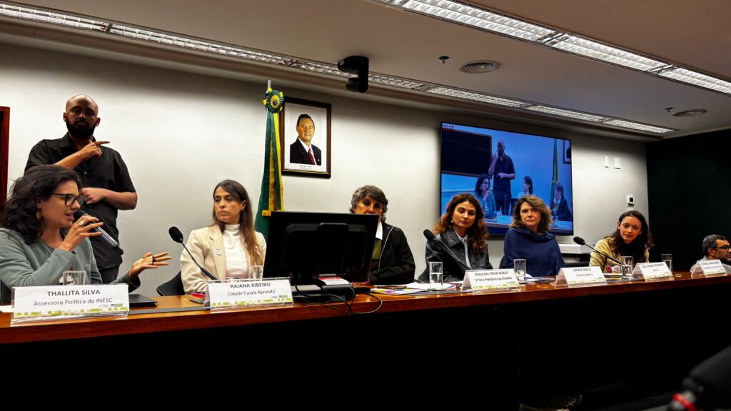 imagem mostra participantes de audiência pública sobre lançamento de propostas da Agenda 227 para eleições 2026