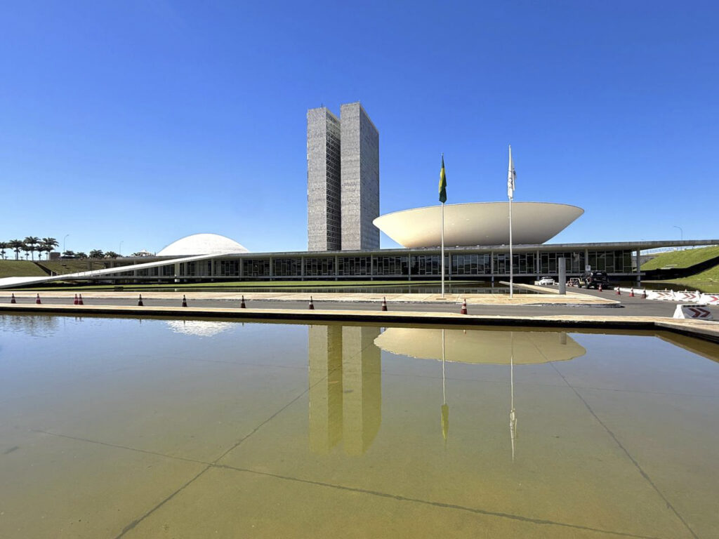 Imagem mostra o prédio do Congresso Nacional brasileiro, responsável pelas emendas parlamentares para crianças e adolescentes.
