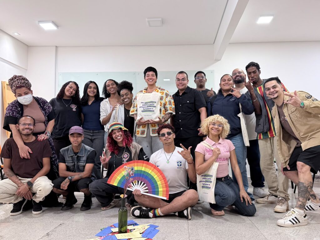 Vários jovens da campanha perifa nas urnas posando para a foto.