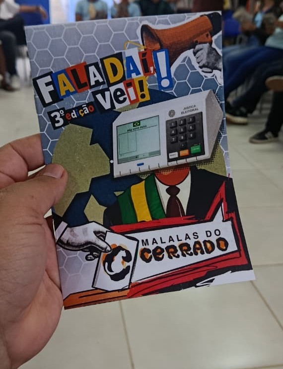 Mão segurando fanzine produzido pelas Malalas do Cerrado
