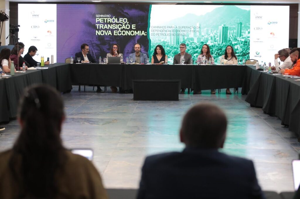 convidados na mesa no Seminário Petróleo, Transição e Nova Economia, do Inesc.