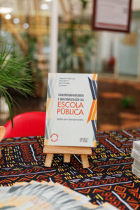 Foto do livro Conservadorismos e Militarização da Escola Pública em cima de uma mesa.
