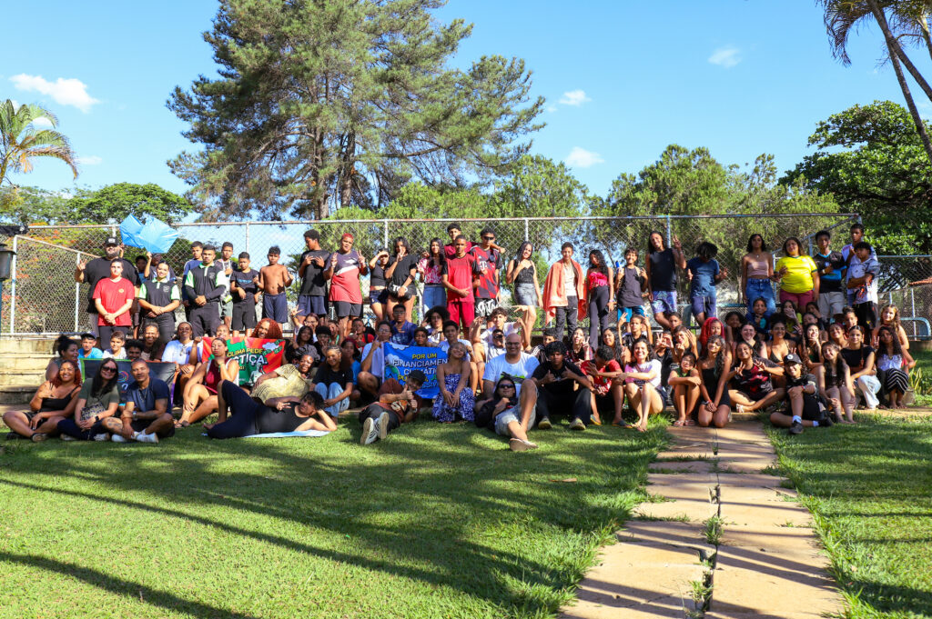 Imagem mostra adolescentes e adultos que participaram do Dia do Brincar.