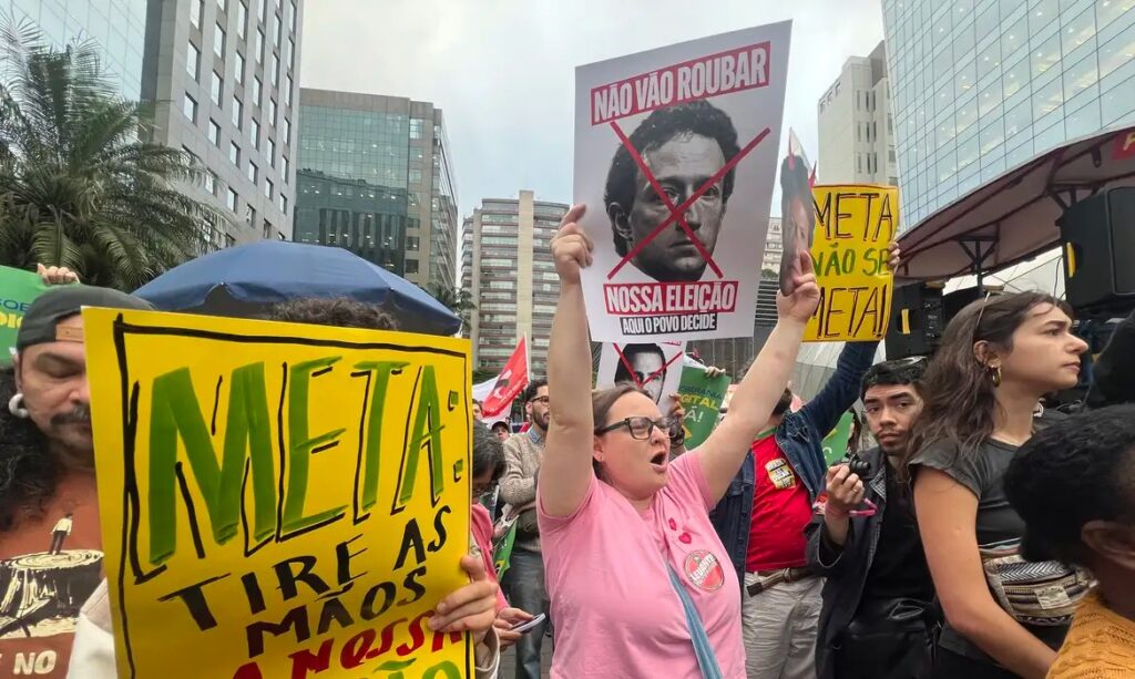 Imagem mostra manifestação de pessoas nas ruas durante as eleições 2026